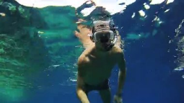 Genç adam Red Sea, Mısır'daki renkli resif şnorkel