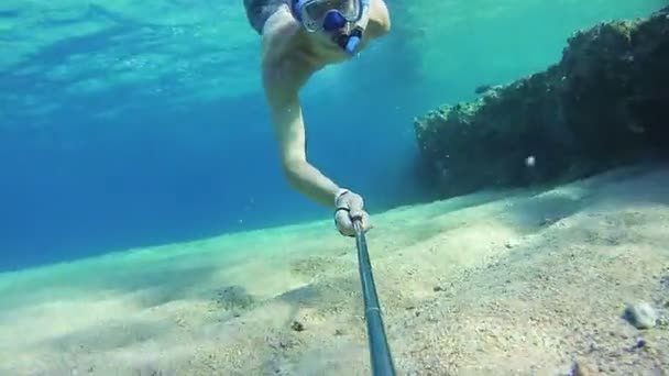 Giovane uomo che fa snorkeling sulla colorata barriera corallina nel Mar Rosso, Egitto — Video Stock