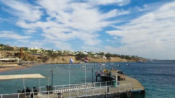 Strand in Egypte. Resort in de kust van de rode zee en Pier. Timelapse — Stockvideo