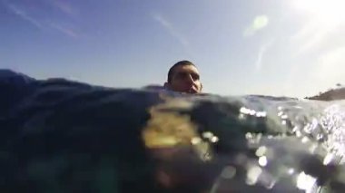 Genç adam Red Sea, Mısır'daki renkli resif şnorkel