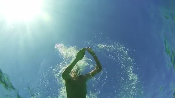 Hombre joven buceando y flotando a través del marco, vista submarina en el Mar Rojo, Egipto — Vídeos de Stock