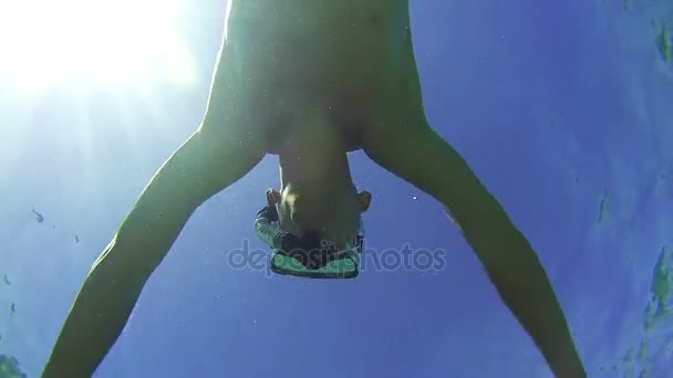 Młody mężczyzna nurkowanie z rurką i pływające przez ramę, podwodne widoki w Red Sea, Egipt — Wideo stockowe