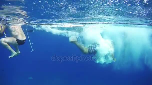 Personas Turistas Buceo desde el yate bajo el agua en el Mar Rojo, Egipto — Vídeos de Stock