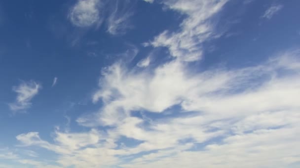 Wolken ziehen in den blauen Himmel — Stockvideo