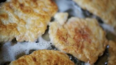 Ev mutfak tavada pişirme et. Ağır çekim