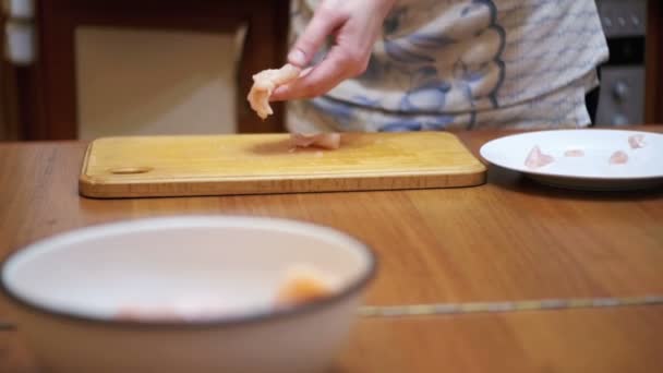 Γυναίκα μαγειρεμένο φρέσκο ωμό κρέας κτυπά στο τραπέζι με σφυρί κρέατος στην αρχική κουζίνα. Αργή κίνηση — Αρχείο Βίντεο