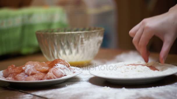 Stukje vlees valt op een plaat van meel in eigen keuken. Slow Motion — Stockvideo