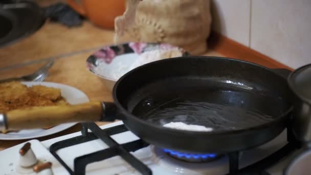 Fritar costeletas de carne em uma frigideira na cozinha doméstica. Movimento lento — Vídeo de Stock