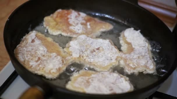 Costeletas de carne de cozinha em uma frigideira na cozinha doméstica. Movimento lento — Vídeo de Stock