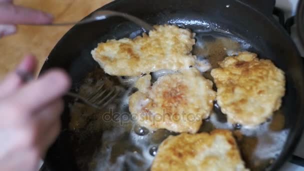 Cucinare carne su una padella nella cucina di casa. Rallentatore — Video Stock