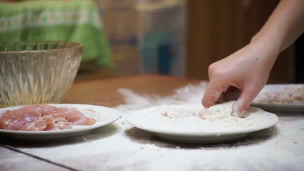 Köttbit faller på en platta av mjöl i hem kök. Slow Motion — Stockvideo