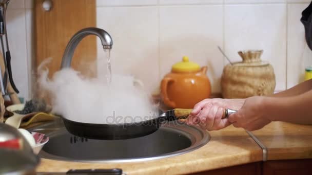 Lavare la padella calda trasforma un getto di acqua fredda in vapore in un lavandino di cucina domestica. Rallentatore — Video Stock