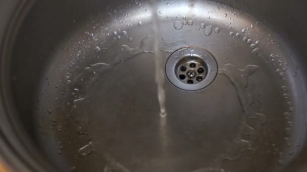 Jet d'eau coulant dans une passoire à évier métallique. Mouvement lent — Video