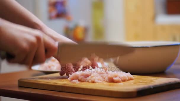 Manos cortando carne fresca, Cortando carne en una tabla de la cocina, Cortando carne cruda — Vídeos de Stock