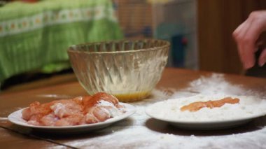 Bir tabak un ev mutfak et parçası düşüyor