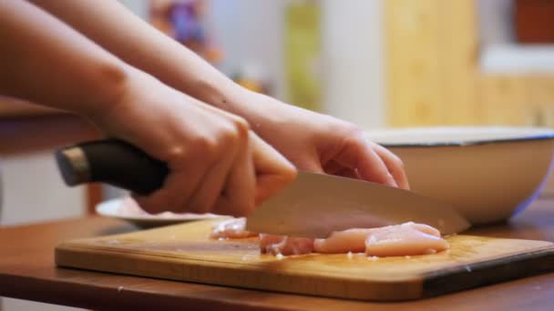 Mãos cortando carne fresca, cortando filé de frango em uma placa de cozinha, cortando carne crua — Vídeo de Stock