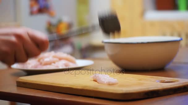 Γυναίκα μαγειρεμένο φρέσκο ωμό κοτόπουλο κρέας χτυπάει στο τραπέζι με σφυρί κρέατος στην αρχική κουζίνα — Αρχείο Βίντεο