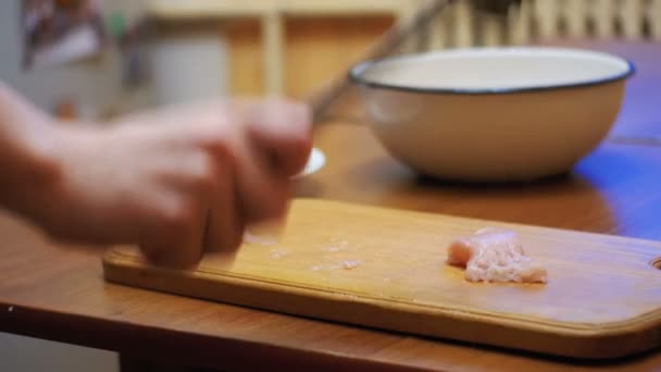 Kvinna kokta färska rå kött slår på bordet med kött hammare i hem kök — Stockvideo