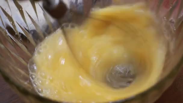 전기 손 믹서 투명 한 그릇에 계란을 흔든 다 — 비디오