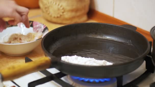 Costeletas de carne de cozinha em uma frigideira na cozinha doméstica — Vídeo de Stock