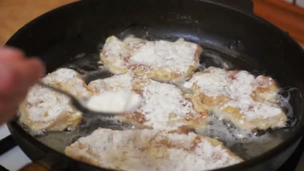 Смаження м'яса відбивні на сковорідці домашньої кухні — стокове відео