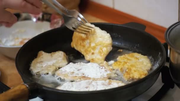 Fritar costeletas de carne em uma frigideira na cozinha doméstica — Vídeo de Stock