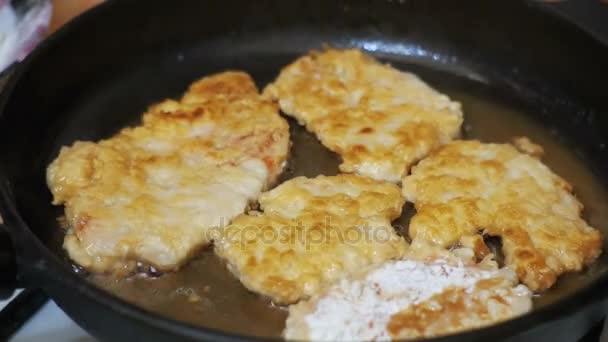 Koken van vlees koteletten in een koekenpan in de eigen keuken. — Stockvideo