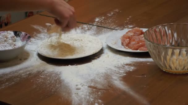 Stukje vlees valt op een plaat van meel in de thuis keuken — Stockvideo