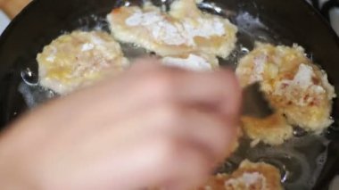 Üzerinde ev mutfakta bir kızartma tavası pirzola et kızartma