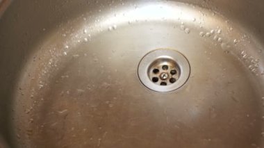 Jet Metal lavabo süzgeç dökülen su. Ağır çekim