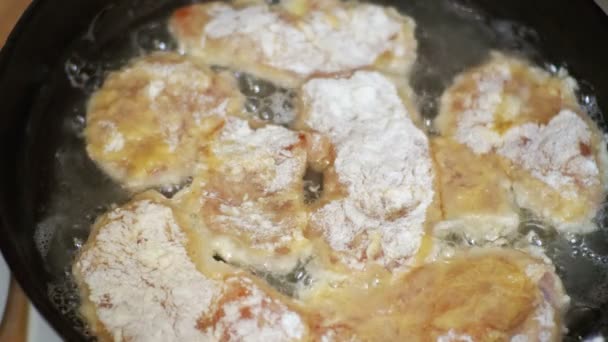 Vaření masa kotlety v pánvi v domácí kuchyni. — Stock video