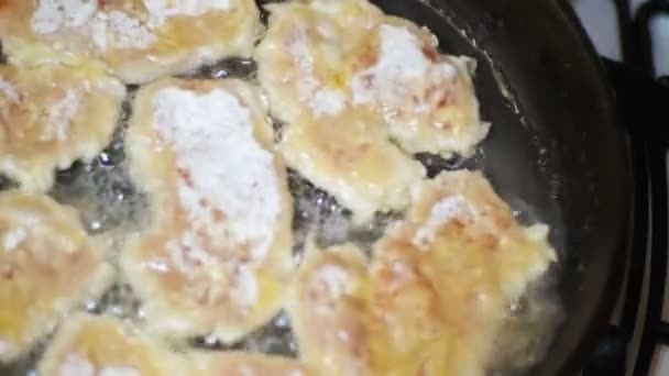 Fleischkoteletts in der heimischen Küche in der Pfanne braten — Stockvideo