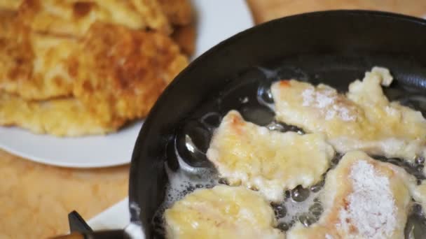 Cucinare le braciole di carne in una padella nella cucina di casa . — Video Stock