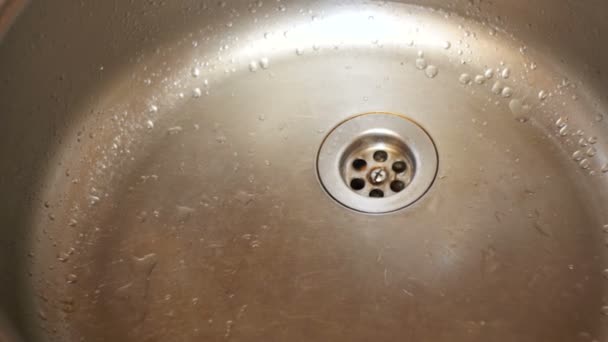 Jet Metal lavabo süzgeç dökülen su. Ağır çekim — Stok video