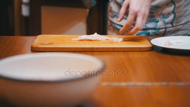 Женщина приготовила свежее сырое мясо Beats на столе с мясным молотком в домашней кухне. Slow Motion — стоковое видео
