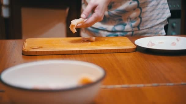 Vařené čerstvé syrové maso žena bije na stůl s palička na maso v domácí kuchyni. Zpomalený pohyb — Stock video