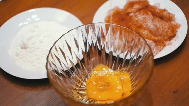 Broken Egg Falls into a Transparent Bowl on Background of Flour and Meat in the Home Kitchen. Moción lenta — Vídeo de stock