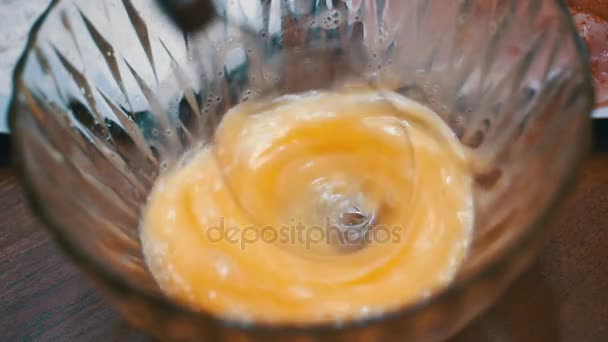在慢动作鞭打电动手搅拌机在一个透明的碗蛋 — 图库视频影像