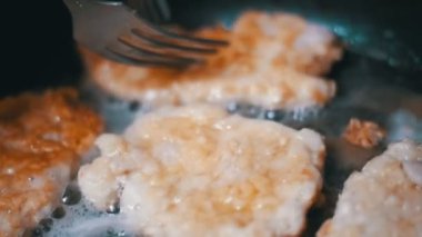 Ev mutfak tavada pişirme et. Ağır çekim