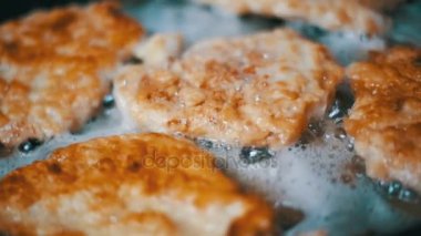 Bir tavada ev mutfak pişirme et pirzola. Ağır çekim