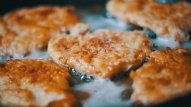 Et kızartma tavada ev mutfak pirzola. Ağır çekim