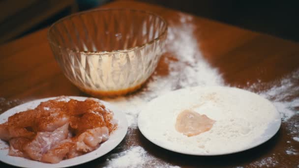 Piece of Meat Falls su un piatto di farina in cucina domestica. Rallentatore — Video Stock