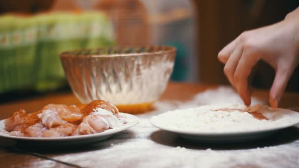 Pedazo de carne cae en un plato de harina en la cocina casera. Moción lenta — Vídeos de Stock