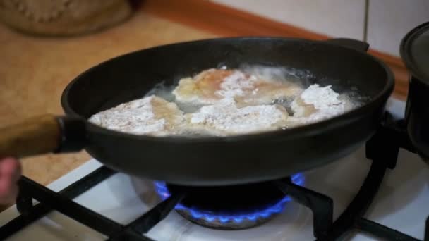 Koteletten bakken van vlees op een koekenpan in de eigen keuken. Slow Motion — Stockvideo