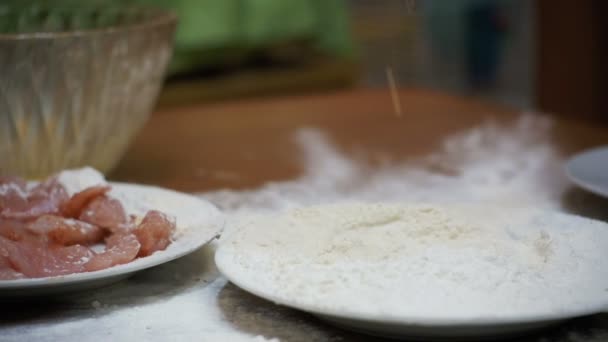 一块肉落在家庭厨房里的面粉一盘。慢动作 — 图库视频影像
