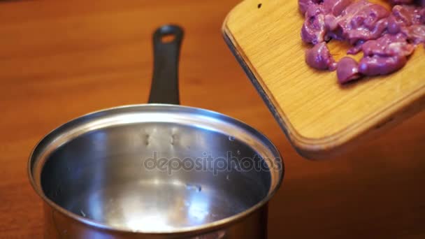 女性シェフ スライス鶏肝臓肉家庭の台所で木製キッチン ボード. — ストック動画