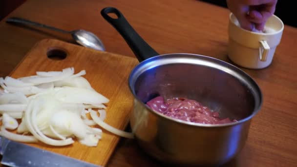 Kobieta gotuje soli i przygotowuje posiłek mięsa w domowej kuchni — Wideo stockowe