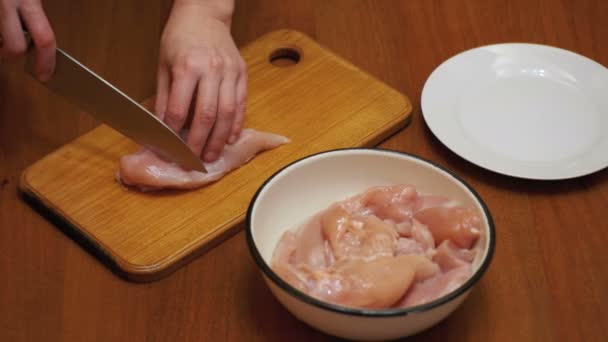 Ręce cięcia świeżego mięsa, cięcia mięsa w kuchni na stole, cięcia surowe mięso — Wideo stockowe