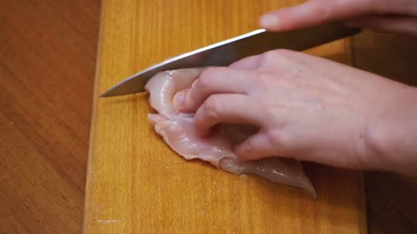 Mãos cortando carne fresca, cortando carne em uma placa de cozinha, cortando carne crua — Vídeo de Stock