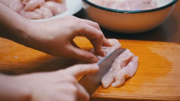 Carne da taglio su un tavolo da cucina in legno in cucina domestica — Video Stock